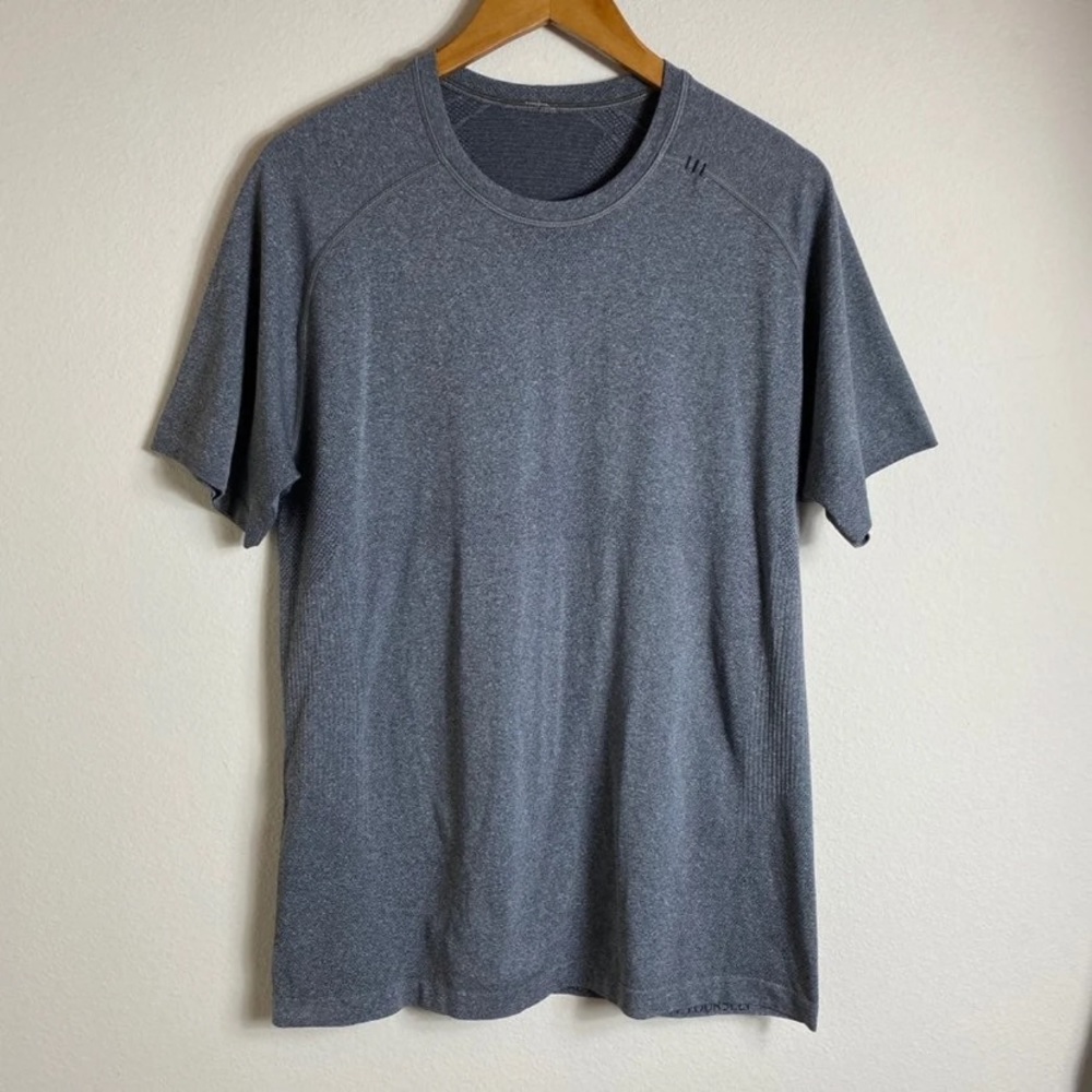 ❌SOLD❌Men’s Large Grey Active Lululemon Shirt - Picture 3 of 14